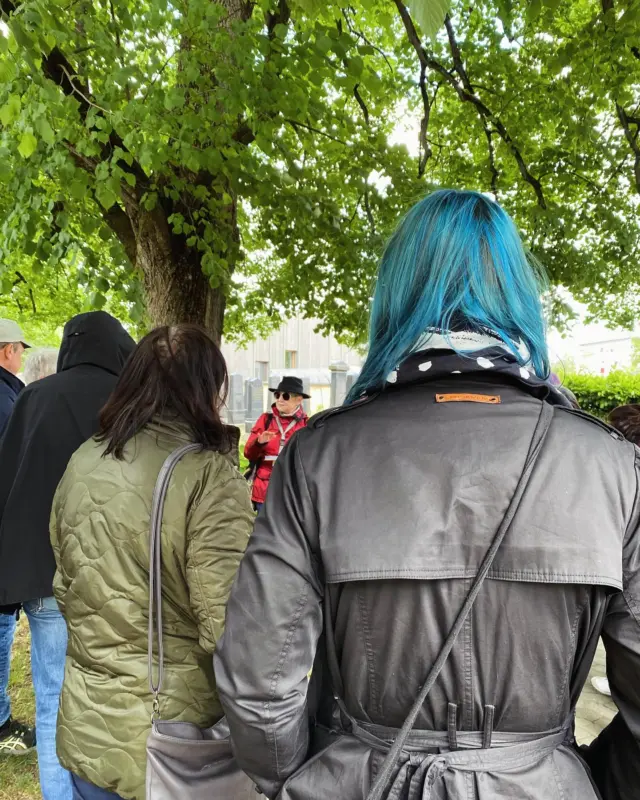 Ein großes Interesse erweckte heute unser Angebot der kostenlosen Führung „Verlorene Geschichte - Jüdische Vergangenheit“ mit Schwerpunkt jüdischer Friedhof.  Denn schon bald war klar, dass in 90 Minuten auf nicht annähernd alles zur jüdischen Geschichte Neumarkts zu sagen ist.  Monika Kaksch ermöglichte den Besuch des Neumarkter jüdischen Friedhofs, der nicht öffentlich zugänglich ist und zudem auch vielen unbekannt sein dürfte.  Die interessierten Teilnehmer*innen erfuhren aber nicht nur viel Neues zu jüdischen Begräbnissen sondern auch zum jüdischen Leben und dem Zusammenleben Neumarkter Christen und Juden und Jüdinnen. Bilder von jüdischen Bürger*innen bis 1945, ihrer Geschäfte sowie Kopien von ungültig gemachten Pässen und anderen Zeitzeugnissen bereicherten die sehr informative Führung.  Wer Interesse bekommen hat: es gibt auch zwei öffentliche Führungen, buchbar über die Stadt Neumarkt.  Oder ihr besucht am kommenden Sonntag unseren Stolperstein-Spaziergang mit Dr. Präger. Dieser ist ebenfalls kostenlos buchbar über die Website des Bürgerhaus Neumarkt. Die Führung beginnt um 15:30 Uhr, Treffpunkt ist das Rathaus.  #juedischesleben #antiantisemitismus #stadtneumarktinderoberpfalz #kjrneumarkt #obtmneumarkt