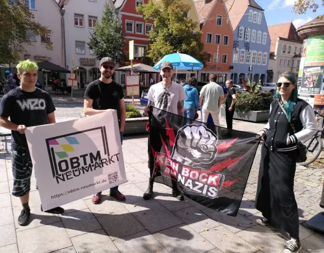 Heute war die rechtsextreme AfD mit einem Anhänger ihrer Jugendorganisation JA in Neumarkt mit einem Infostand.
Schon wie in Postbauer-Heng oder Freystadt versucht sie vor der Kommunalwahl auf Aufmerksamkeitstour zu gehen.  Wir waren vor unserem Sommerfest auf einen Kurzbesuch bei ihnen bis, sie dann um 14 Uhr ihre Sachen gepackt haben.  Solche Aktionen sind wichtig, weil wir zeigen müssen: die AfD ist keine normale Partei, sondern steht für Rassismus, Hetze und Menschenverachtung. Und das darf nicht unkommentiert bleiben – weder in Großstädten noch in kleineren Orten.  👉 Es gibt kein ruhiges Hinterland.  Faschismus entsteht nicht im Vakuum. Er wächst dort, wo man ihn gewähren lässt, wo Schweigen zur Gewohnheit wird. Deshalb stellen wir uns ihm entgegen – auch, wenn es nur ein kleiner Infostand an einem Samstag ist.  Wir wollen sichtbar machen, dass es Widerstand gibt. Dass Menschen in der Oberpfalz für Demokratie, Vielfalt und Menschenrechte einstehen. Und dass wir uns nicht einschüchtern lassen.  Danke an alle, die heute mitgekommen sind und ein klares Zeichen gesetzt haben. ✊💜  #EsGibtKeinRuhigesHinterland #KeinBockAufNazis #Neumarkt #Oberpfalz #Menschenrechte #Antifaschismus
