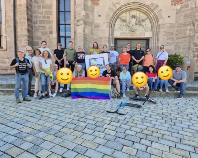 Pyrbaum bleibt stabil.  Am letzten Freitag trafen sich unter dem Titel "Rechtsextreme entgegentreten - Es gibt kein ruhiges Hinterland" Büger*innen aus Pyrbaum und rund herum. Ziel war es eine Infostand der rechtsextremen Partei AfD Parole zu bieten.  Wir waren da! Die AFD "krankheitsbedingt" nicht. 
Darf auch so bleiben. Demokratie verteidigen ist und bleibt nun einmal Handarbeit!  #demokratie #noafd #obtm #obtmneumarkt #pyrbaum #neumarkt