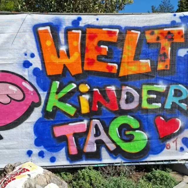 ✨ **Rückblick Weltkindertag in Neumarkt** ✨  Danke an alle, die am 20. September dabei waren! 🙌 Gemeinsam mit euch haben wir einen bunten, kreativen und inspirierenden Tag erlebt:
🎨 Das Action Painting war gut besucht und ein voller Erfolg. Viele Dank an @burgis.art für die Unterstützung.
🖌️ Beim Graffiti-Workshop konnten wir nicht nur Kunst schaffen, sondern auch die Sprayerszene und die aufsuchende Jugendarbeit in Neumarkt unterstützen. Danke an das @g6_neumarkt das wir euren Platz nutzen durften.
🤝 Besonders wichtig: Wir hatten viele gute Gespräche und haben eure Forderungen zu Kinderrechten gesammelt.  📢 Eure Stimmen:  * Kinderarmut bekämpfen
* Kostenlose Kitas für alle
* Echte Lernmittelfreiheit
* Gewaltfreie Erziehung
* Mehr Geld für Soziales  Wir nehmen eure Botschaften mit – denn:
👉 Kinderrechte sind jetzt. Sie sind die Bausteine unserer Demokratie! 💪🌍  Danke an alle Unterstützer:innen, Gewerkschaften, Parteien & Privatpersonen, die diesen Tag möglich gemacht haben. 💚  #Weltkindertag #Kinderrechte #Neumarkt #OBTM #Demokratie #Menschenrechte #Jugendarbeit #Graffiti #ActionPainting
