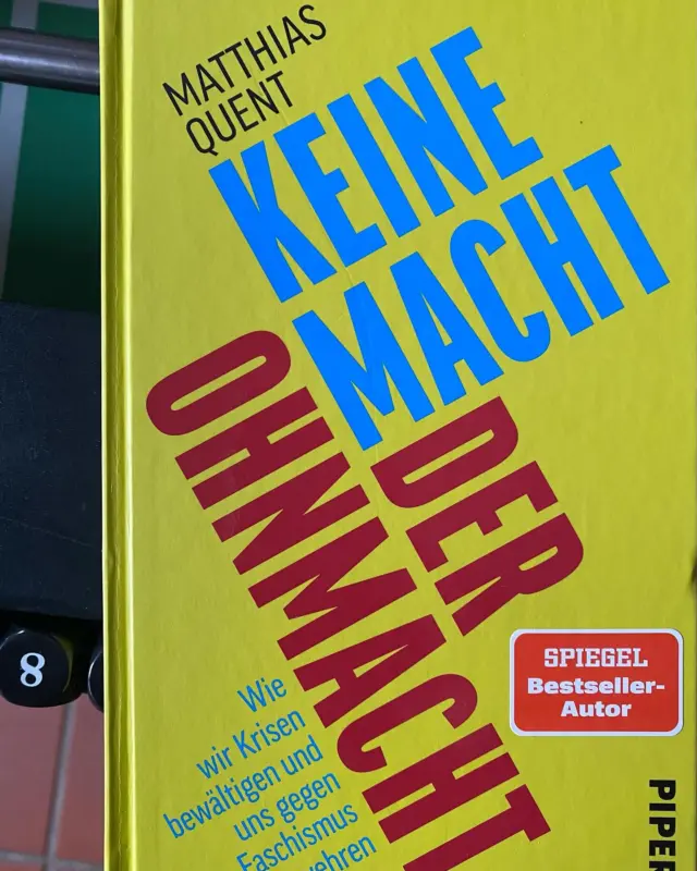 Riesengroße Freude! Der Preis für unseren Poetry Slam am 25.4. ist da!!! 
Danke @matthiasquent für das signierte Buch! ❤️  Apropos Dank - der gilt natürlich auch unseren Unterstützer*innen von
@bdkj_region.oberpfalz 
@keb.neumarkt_roth_schwabach 
@ej_dekanat_neumarkt 
@ejneumarkt
