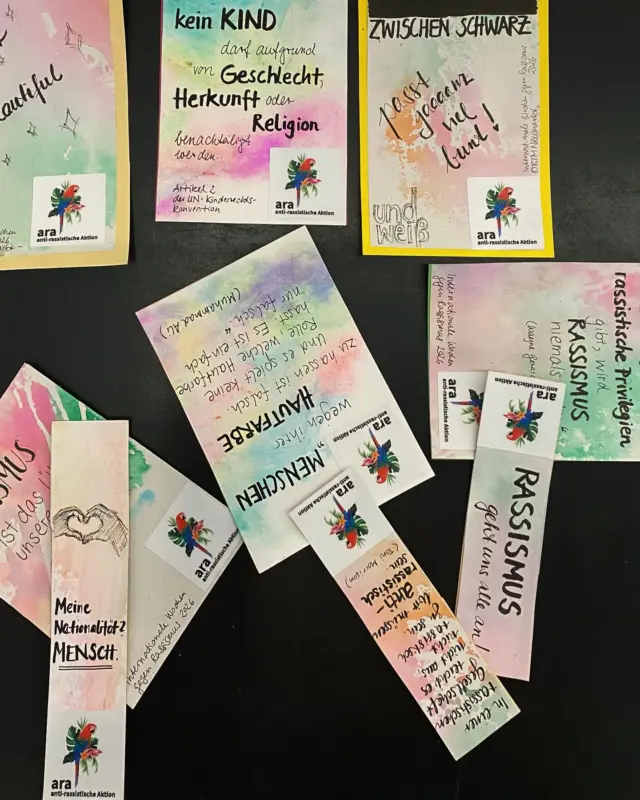 Hallo, das ist ara* 🦜
Von 16.3. bis 29.3. finden die Internationalen Wochen gegen Rassismus statt. 👉https://stiftung-gegen-rassismus.de/aktionswochen/internationale-wochen-gegen-rassismus  Ihr wusstet nicht, dass sich dieses Jahr auch Neumarkt beteiligt?  Neumarkt selbst wusste es vermutlich auch nicht… 😅
Denn das hier ist eine nette, bunte und *anti-rassistische-(Guerilla-)Aktion.  Vielleicht findet ihr ja in den nächsten zwei Wochen eine unserer Karten mit dem bunten Vogel und anti-rassistischen Sprüchen.
Dann schreibt uns, wenn ihr wollt oder macht ein Foto und verlinkt uns. Oder freut euch einfach daran.
Alle Karten sind zum Mitnehmen, Behalten oder Weitergeben gedacht.  Ihr wollt euch an der Aktion beteiligen?
Super-gerne! Nichts wie los!  #obtmneumarkt #neumarktinderoberpfalz #ara #antirassismus #internationalewochengegenrassismus