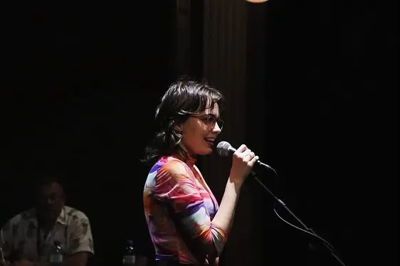 Bald, bald ist es so weit: am 25.4. ist unserer Poetry Slam in Neumarkt.
Die Vorfreude steigt, und es wird höchste Zeit, euch die wichtigsten Menschen vorzustellen.  Wir beginnen mit drei Regensburger*innen, die allesamt nicht neu im Business, aber noch nicht auf unserer „OBTM-Bühne“ waren.
Schön, dass ihr mit dabei sein, Lena, Theresa und Rudi!  Bild 1
Lena Krebs und die Bühne, das matched nicht nur beruflich, sondern auch im Privaten. Nach einem Ausflug in die Politik ist sie seit 2022 wieder unterwegs auf Poetry Slams. 2024 und 2025 war Lena Finalistin der Bayerischen Meisterschaften im Poetry Slam. Ihre Texte sind mal lustig, mal frustriert, aber immer feministisch.
@lena.schalentier 
Foto: Jonas Samson Völk  Bild 2 
Theresa Aurelia ist eine Poetry-Slammerin und Aktivistin, die mit ihren oft politisch-gesellschaftskritischen Texten vor allem Themen wie Tierbefreiung, Klimagerechtigkeit und Antifaschismus auf die Bühne bringt.
@tofutoeroe  Bild 3
Rudi Domke ist 30, aus Regensburg und Poetry Slammer - aber vor allem jemand, der Worte sucht, die unter der Oberfläche weiterarbeiten. Texte, die nicht stehen bleiben, sondern sich beim Lesen verändern. Die erst ein Gefühl sind und dann vielleicht eine Frage. Oder umgekehrt.
@gedankenwunder_96  Infos zur Veranstaltung:
📆 Samstag, 25.4.2026
⏰ 19 Uhr
📍Klostersaal des evangelischen Gemeindezentrums 
Neumarkt (Kapuzinerstr. 5)  Der Eintritt ist frei, ein Hut wird rumgehen und für Getränke  ist gesorgt.  Teilt sehr gerne diesen Beitrag und tragt euch den Termin im Kalender ein!  #obtmneumarkt #poetry #poetryslam #neumarktinderoberpfalz #demokratie #gemeinsamstark