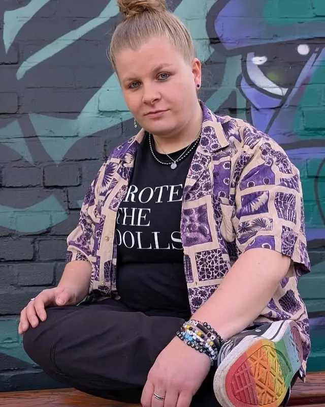 Teil 2 der Vorstellungsrunde unseres Poetry Slams in Neumarkt (25.4.)  Dieses Mal sind die Slammer *innen an der Reihe, die zum zweiten Mal dabei sind. 
Wir freuen uns auf eine Wiedersehen mit euch, JJ, Max und Sylvia!  Bild 1
JJ Herdegen (Pronomen: they) ist schriftstellerisch tätig, macht Kunst- und Kulturarbeit in der Metropolregion Nürnberg, moderiert und macht Poetry Slam. Außerdem gibt they Workshops rund um die Themen Vielfalt, Kunst, Kultur und Demokratie.
@jj_herdegen
Foto: Sheila Griesshaber  Bild 2 
Max Steindl ist ein leidenschaftlicher Sozialpädagoge, für ihn gilt: „Mach den Beruf zur Berufung, und du musst nie wieder arbeiten!“
Sein Lebensmotto: „Lass mal an uns selber glauben. Raus aus der Komfortzone und rein ins Vergnügen!“ führt Max auch immer wieder auf die Poetry Slam-Bühne.
@steindlmax  Bild 3
Sylvia Brunner schrieb schon früh Geschichten und wollte Kinderbuchautorin werden. Aber erst die Corona-Krise führt sie wieder zum regelmäßigen Schreiben - perfekt, um innerlich aufzuräumen und als Ausrede, nicht das echte Chaos aufräumen zu müssen. Seit 2024 steht Sylvia auch als Poetry Slammerin auf der Bühne, zu der sie eine Hassliebe hat: eigentlich steht sie lieber im Hintergrund, genießt es aber sehr, dass ihr beim Slammen endlich mal jemand zuhört, was zu Hause irgendwie nie der Fall ist … 
@sylvia_brunner_  Infos zur Veranstaltung:
📆 Samstag, 25.4.2026
⏰ 19 Uhr
📍Klostersaal des evangelischen Gemeindezentrums 
Neumarkt (Kapuzinerstr. 5)  Der Eintritt ist frei, ein Hut wird rumgehen und für Getränke  ist gesorgt.  Teilt sehr gerne diesen Beitrag und tragt euch den Termin im Kalender ein!  #obtmneumarkt #poetry #poetryslam #neumarktinderoberpfalz #demokratie #gemeinsamstark