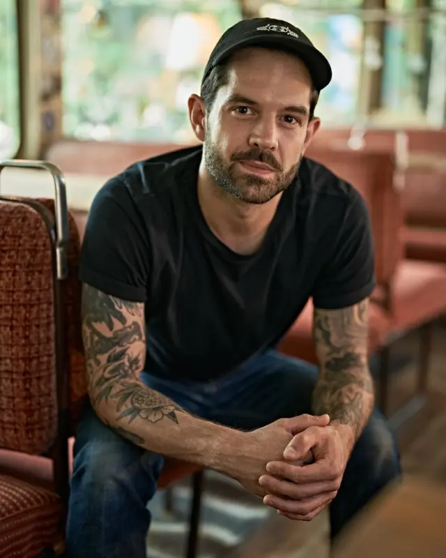 @johnsteamjr spielt beim OBTM Neumarkt-Sommerfest am Sonntag, 26.7. ab 20 Uhr im @fairkulturcafe_immergruen und wir freuen uns sehr, dass es mit dem Termin geklappt hat!  Euch erwartet Americana vom Feinsten, süddeutsche Lässigkeit und tolle Texten, die immer auch eine politische Seite durchblitzen lassen. 
Oder: “JSJR ist Wohnwagenurlaub mit Klampfe und drei Tage Bart” — Jan B.
Wir kennen Jan B. nicht, aber das klingt doch wundervoll!  Laut Selbstbeschreibung hat der Künstler nun endlich eine Schublade gefunden, die – unter quietschenden Scharnieren – irgendwie zu passen scheint.
Egal, welche nun das genau ist, zu unserem bunten Haufen wird das sicher passen.  Wir freuen uns auch auf euch, ihr tollen Menschen im Publikum und eure Schubladen, Kommodenschübe oder Schrankfächer - lasst uns zusammen quietschen, ruckeln und knarzen, bis wir uns beim gemeinsamen Bewegen und Singen zur Musik glücklicher fühlen, als wir gekommen sind.  Kommt vorbei und bringt eure Familie, Freunde und nette Menschen mit!  #obtmneumarkt #demokratie #toleranz #menschenwürde #allezusammen #neumarkt