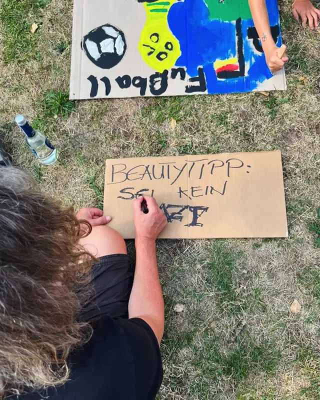 Schon wieder eine Woche her, unser Sommerfest.  Es hat großen Spaß gemacht mit euch zusammen das bunte Programm zu genießen:  Plakate malen, bunte Farben nicht nur an den Händen sondern auch in Form von Glitzertattoos im Gesicht, an den Armen…
Erwachsene lauschten @andrea.will.erzaehlen und ihren Märchen von mutigen Frauen und diskutierten dann ausgiebig im interaktiven Mini-Workshop von @aufstehen_gegen_rassismus.
Mit @johnsteamjr durfte das Fest wunderbar ausklingen.  Das machen wir wieder! (Wenn ihr wollt)
Vielen Dank, dass ihr da wart, danke für die guten Gespräche und eure Wertschätzung für unsere Arbeit.  Vergessen: Fotos von @bitteeinbrit, @andrea.will.erzaehlen und @voll_im_kopf  #obtmneumarkt #stabilbleiben #zusammenhalt